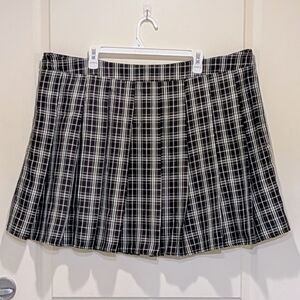 EUC SHEIN Curve 4X Black and White Plaid Pleated Mini Skirt